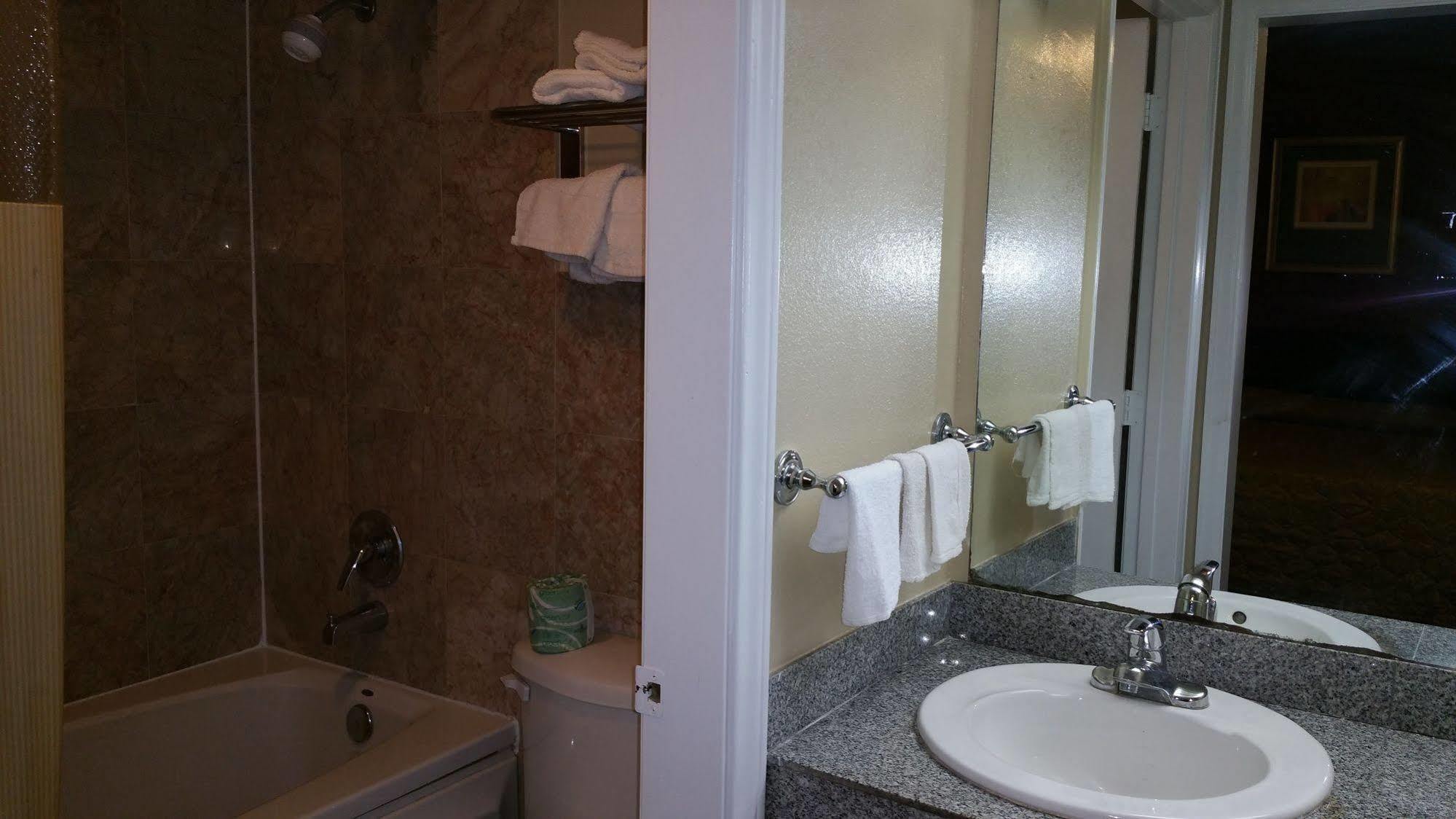 Executive Inn And Suites וואקסהאצ'י מראה חיצוני תמונה
